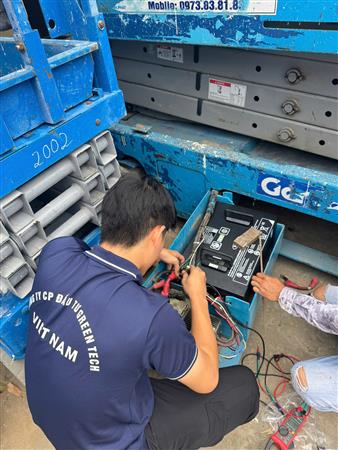 Lắp đặt pin Greentech 25230 cho xe nâng người 10-12m tại Bắc Ninh
