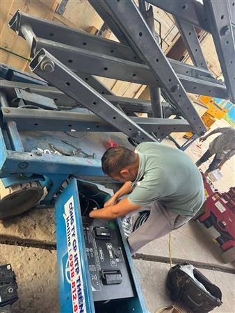 Lắp đặt pin Greentech 25230 cho xe nâng người 10-12m tại Bắc Ninh