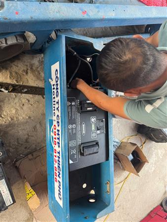 Lắp đặt pin Greentech 25230 cho xe nâng người 10-12m tại Bắc Ninh