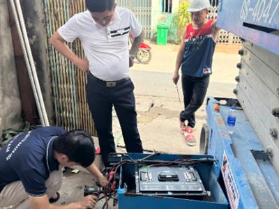 Lắp đặt pin Greentech 25230 cho xe nâng người 10-12m tại Bắc Ninh
