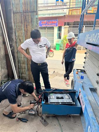 Lắp đặt pin Greentech 25230 cho xe nâng người 10-12m tại Bắc Ninh